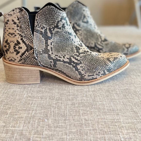 NWT Crevo Canna Snake Print Leather Booties Size 9 - Picture 4 of 9